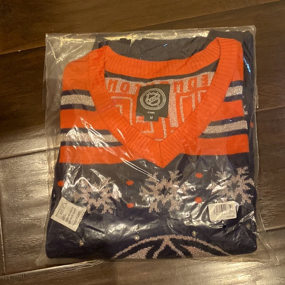 NHL Women's Edmonton Oilers Blue Light Up V-Neck Sweater sz M Medium NIP - Picture 2 of 3